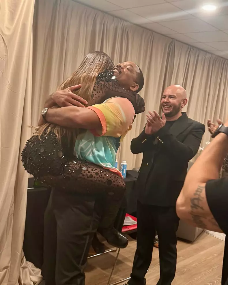 Will Smith si India Martinez pe scena premiilor Lo Nuestro 2025 (3)