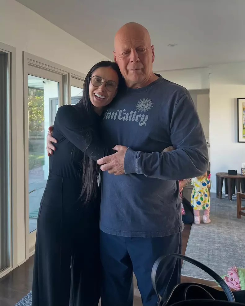 imagini-cu-bruce-willis-familia-postate-de-demi-moore (1)