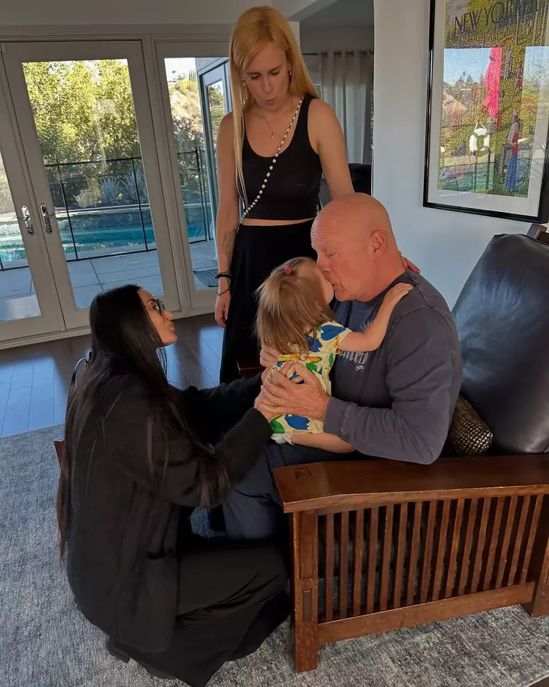 imagini-cu-bruce-willis-familia-postate-de-demi-moore (5)