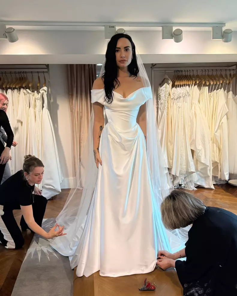 Demi Lovato and Jordan “Jutes” Lutes are officially married! The couple's wedding took place in California this weekend, with @ddlovato wearing a pearl-white, corseted @VivienneWestwood dress. “When I w (3)