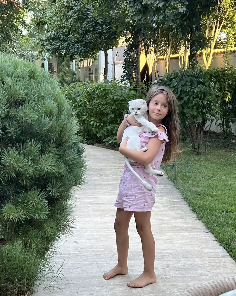 elena-udrea-imagini-cu-fiica-ei-eva-maria (31)