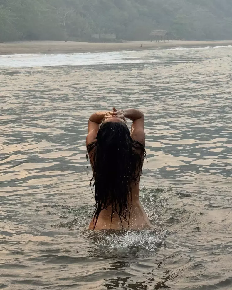 salma-hayek-60-de-ani-fotografii-goala-ocean (2)