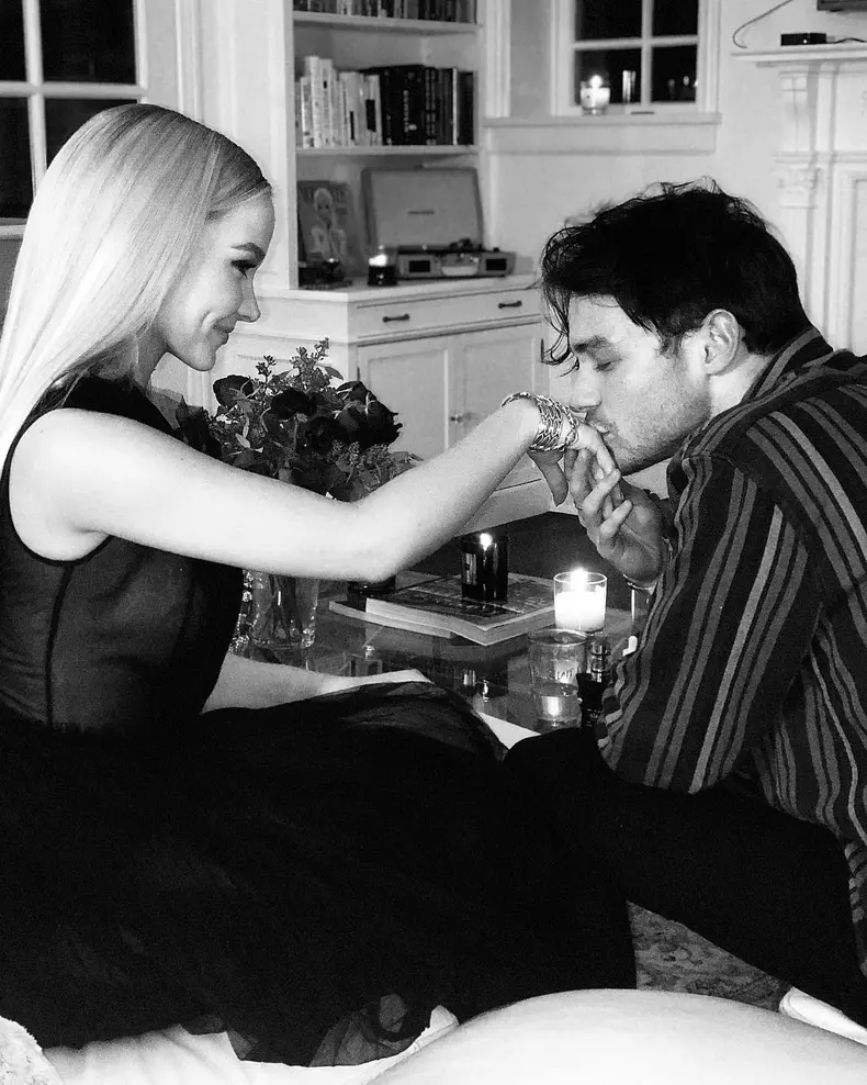 Dove Cameron și Thomas Doherty