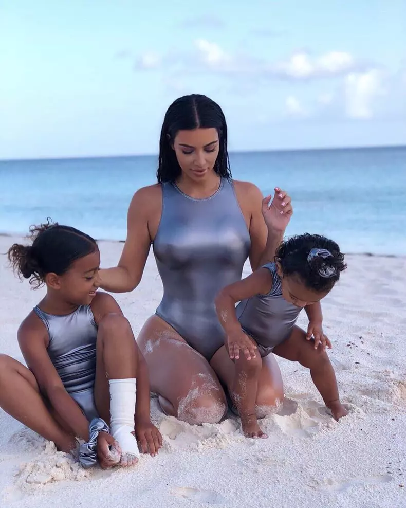 Kim Kardashian și fiicele ei North și Chicago