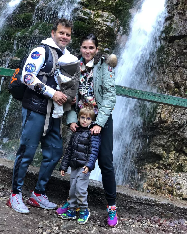 Alina Puşcas, Mihai Stoenescu, fiica lor Iris şi fiul lor Alexandru