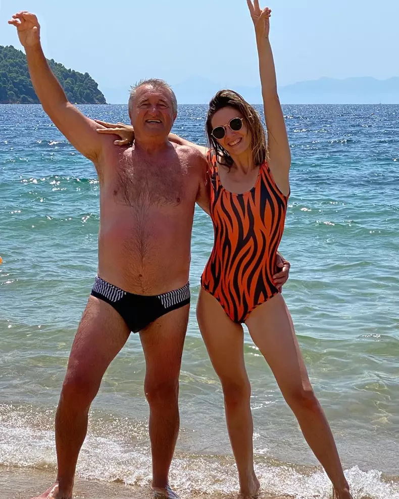 Adela Popescu și tatăl ei, în Grecia