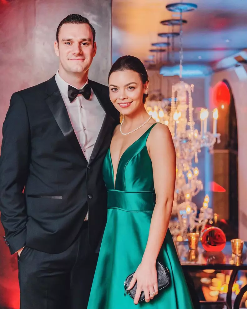 Scarlett Byrne și Cooper Hefner