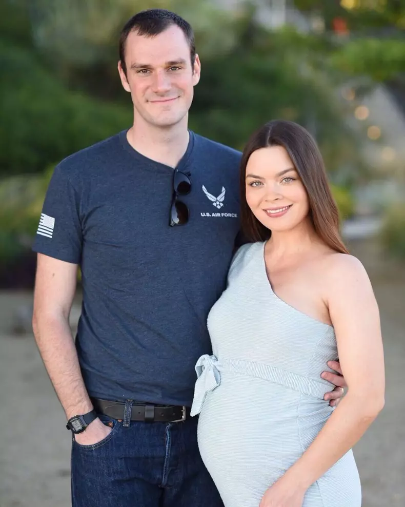Scarlett Byrne și Cooper Hefner