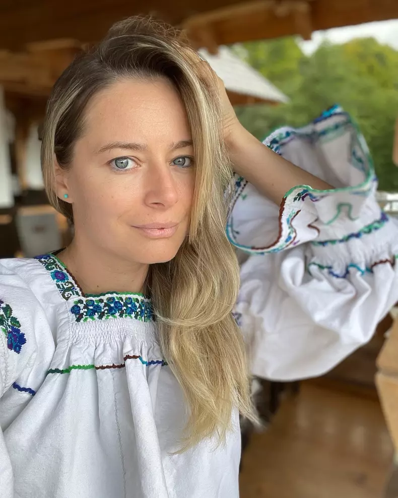 Laura Cosoi in albastru de maramures