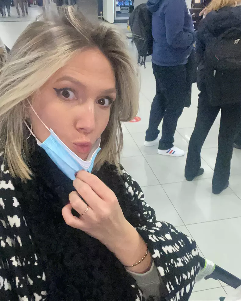 Adela Popescu în aeroport