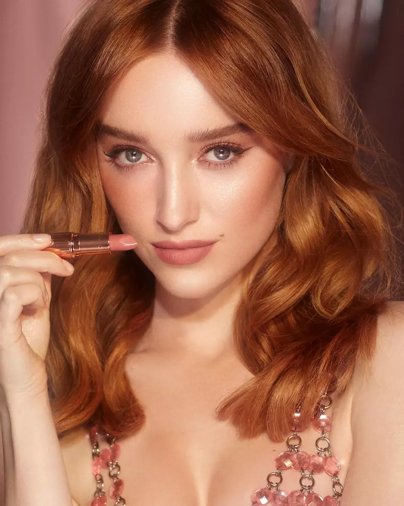 Phoebe Dynevor pose pour la campagne "Charlotte Tilbury Holiday 2021"