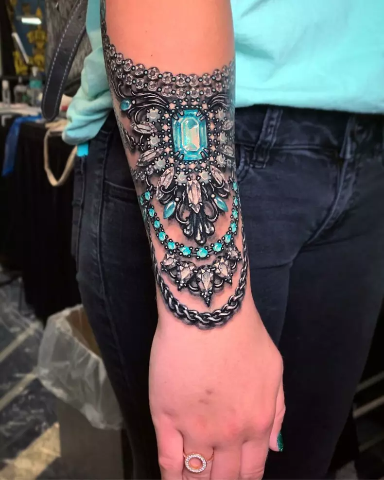 American-tattoo-artist-creates-amazing-tattoos-that-imitate-jewelry-on-the-body-61efbed52356c__880