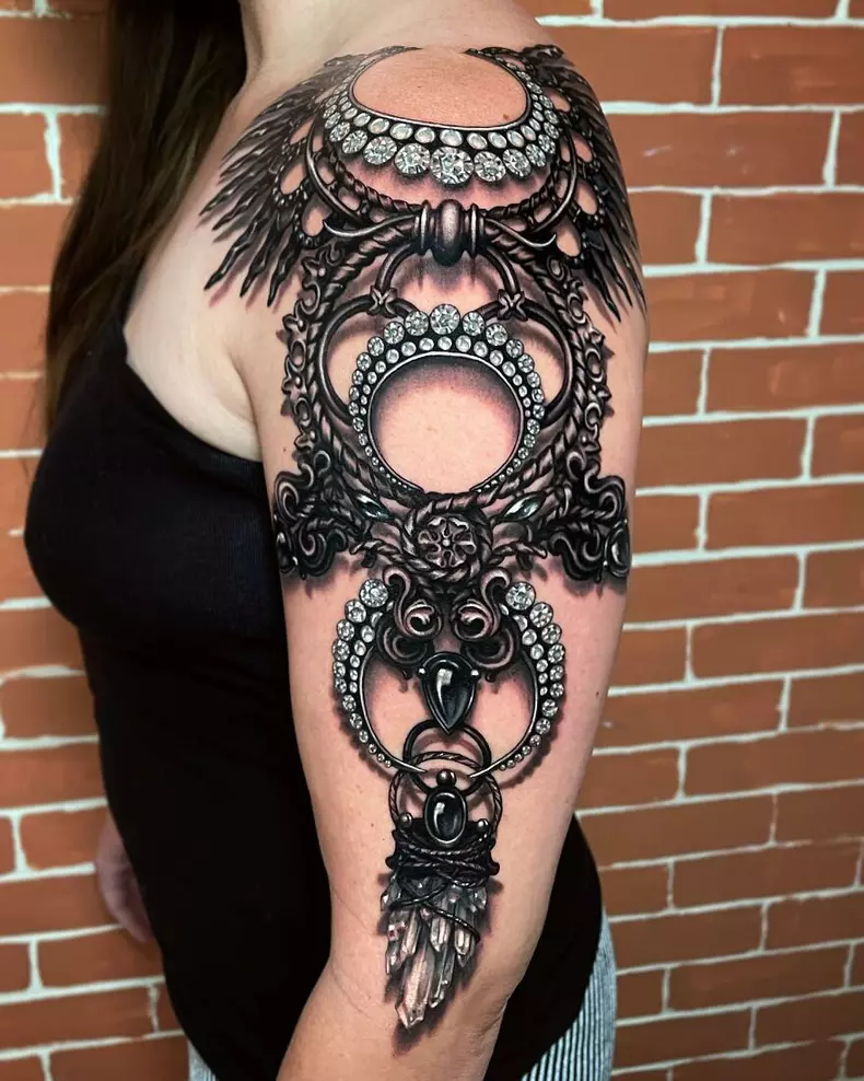 American-tattoo-artist-creates-amazing-tattoos-that-imitate-jewelry-on-the-body-61efbf03d2cd4__880