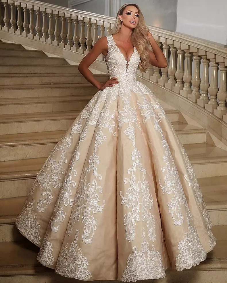 Bianca Drăgușanu are atelier de croitorie și vinde rochii de mireasă