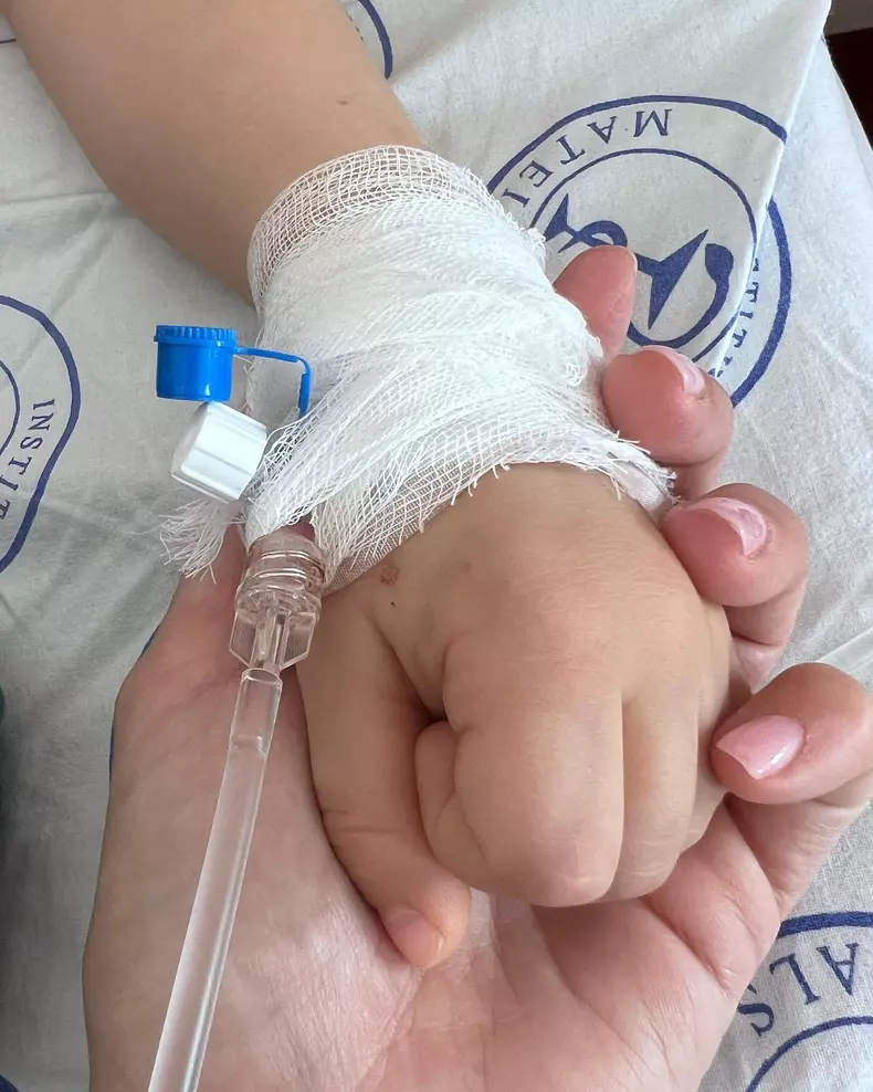 simona-gherghe-cu-baietelul-la-spital-4