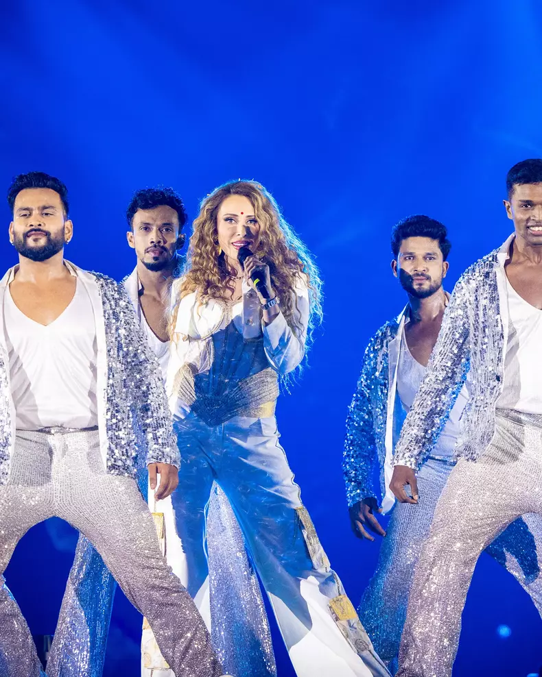 Iulia Vantur pe scenă alături de dansatori