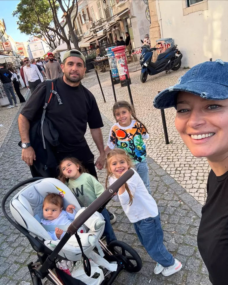 Laura Cosoi familie