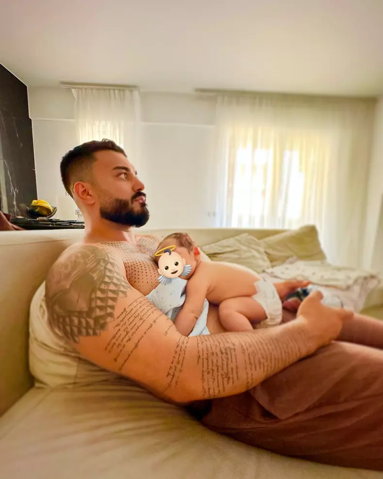 Jador acasa cu baietelul lui
