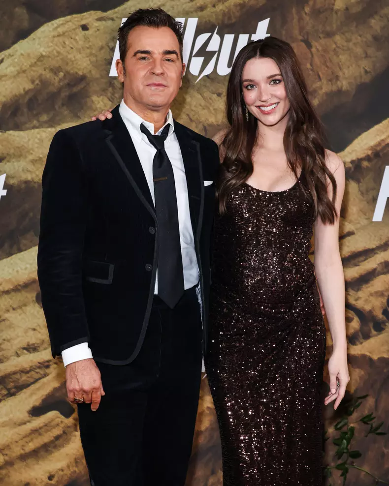 MUSEUM ROW, MIRACLE MILE, LOS ANGELES, CALIFORNIA, USA - DECEMBER 08: American actor and filmmaker Justin Theroux and wife/American actress Nicole Brydon Bloom arrive at the Los Angeles Premiere Of Amazon Prime Video's 'Fallout' Season 2 held at the Acade
