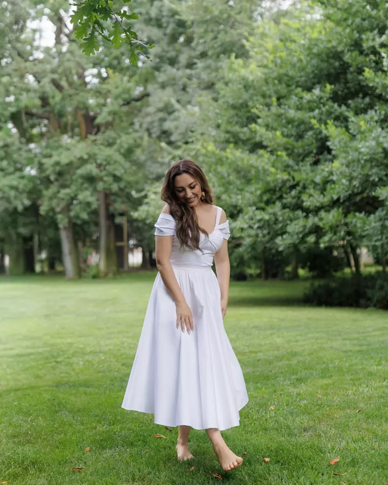 Andra purtand o rochie alba