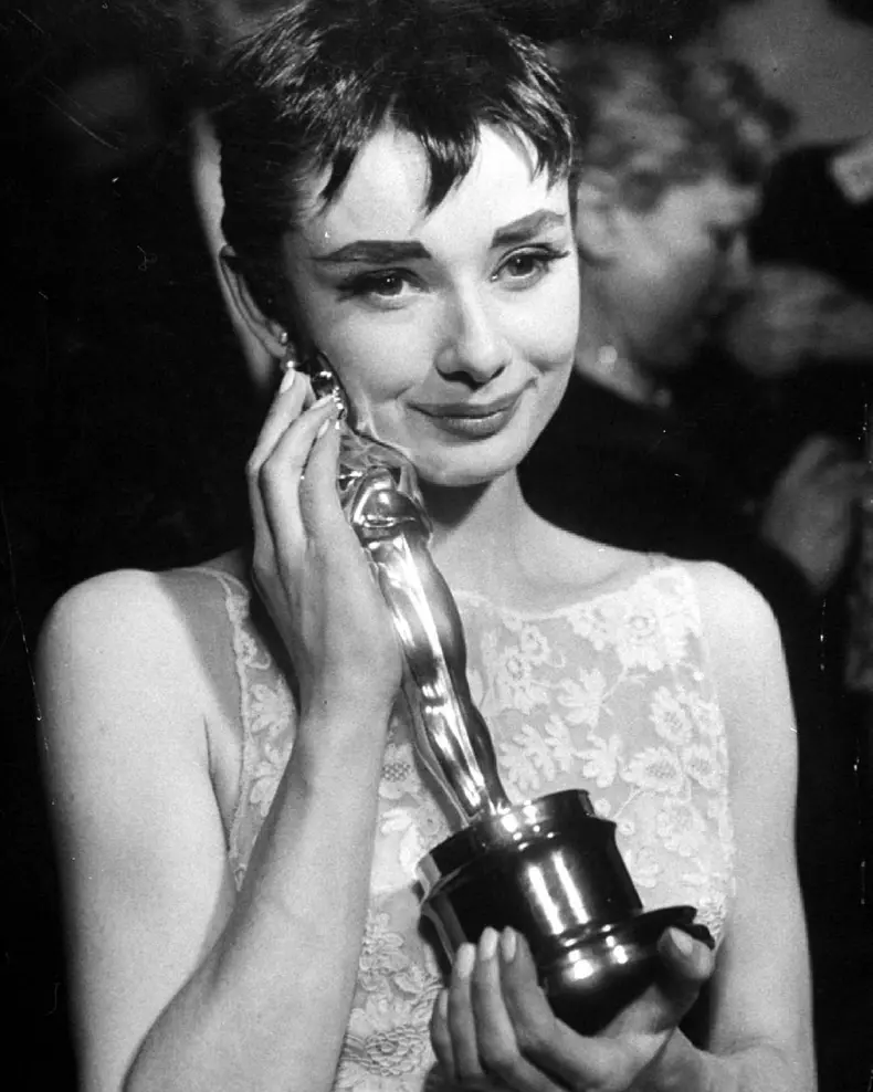 Rochia alba din dantela Hubert de Givenchy a lui Audrey Hepburn, 1954
