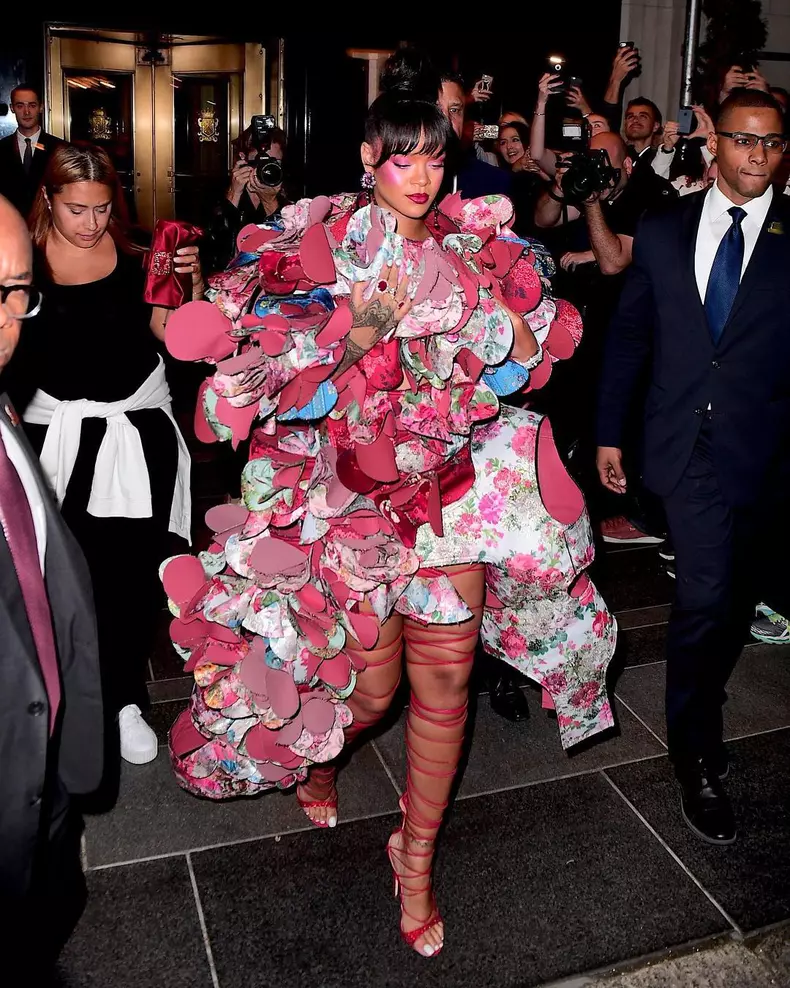 Rihanna, cea mai buna tinuta de pe covorul rosu la Gala Met 2017