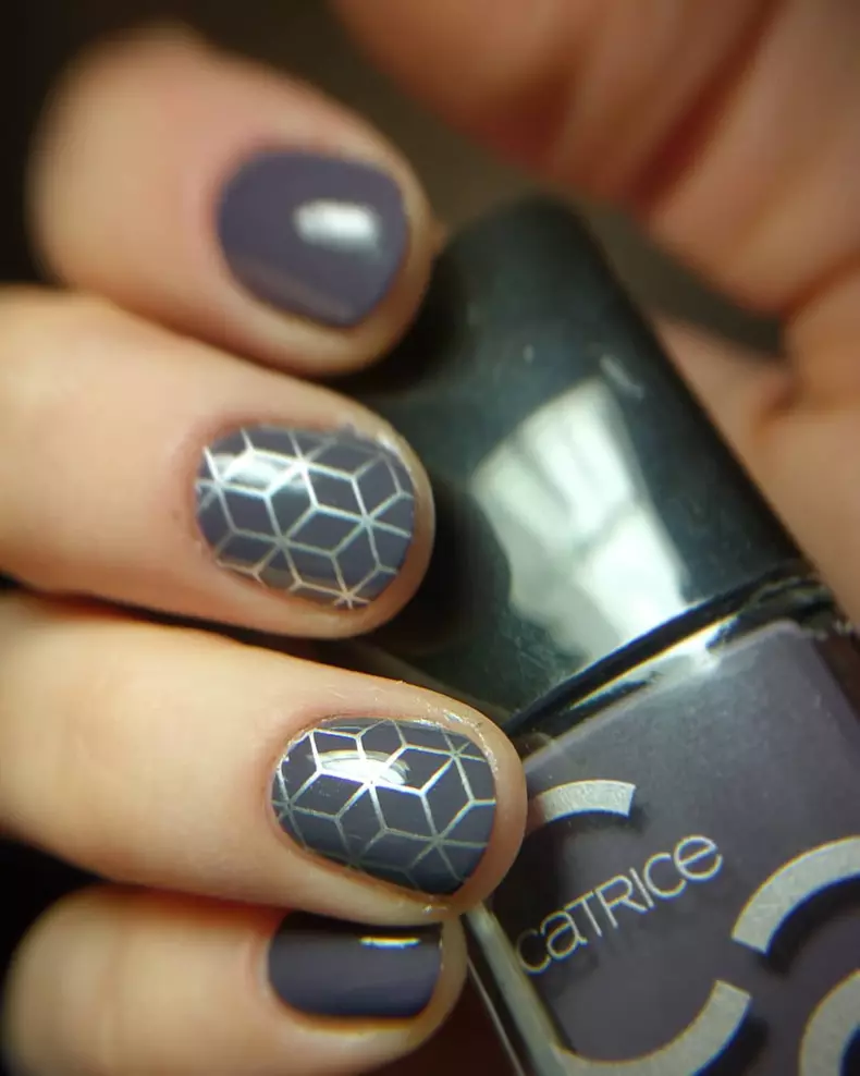 Modelele geometrice arată interesant dacă sunt aplicate pe o manichiură realizată într-o nuanță seducătoare de gri. Foto: @mynailsandcolors