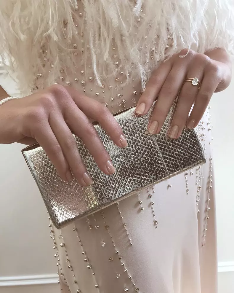 Nuanțele delicate sunt potrivite oricând, iar dacă alegi pentru manichiură aceeași nuanță precum cea a ținutei sau a accesoriilor, efectul glam este garantat. Foto: @tombachik