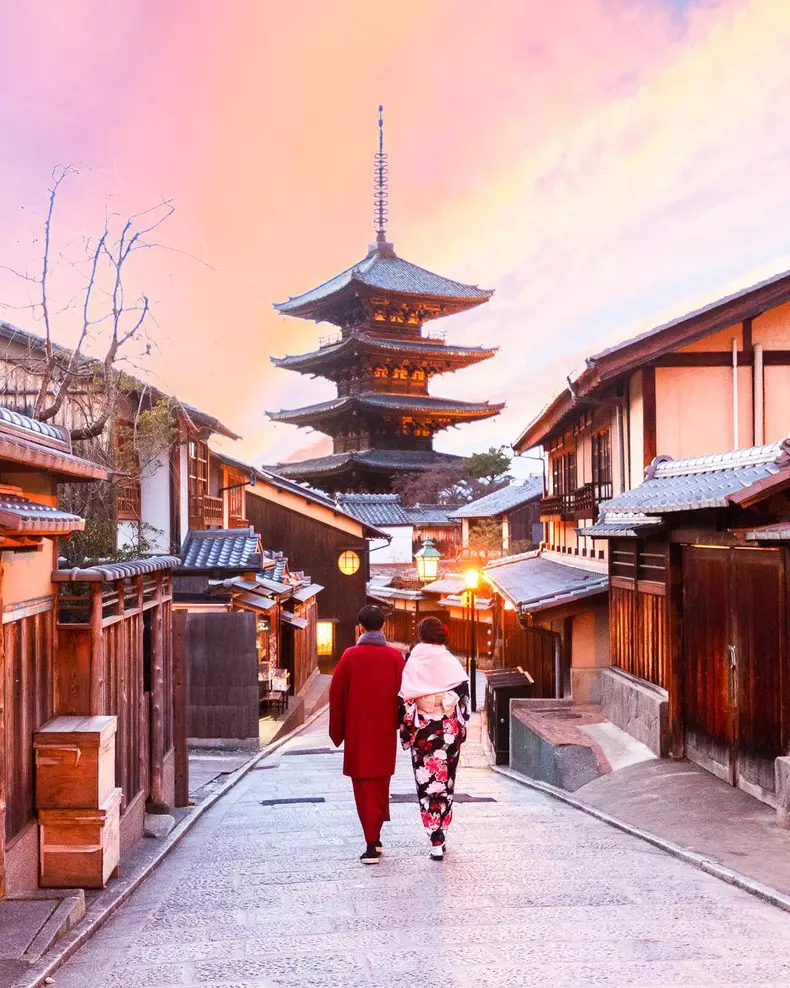 Bărbatul din spatele acestui cont este un fotograf britanic, stabilit la Paris. Fotografiile sale îți vor tăia respirația, fiindcă viziunea sa și modul în care reușește să imortalizeze aceste locuri fascinante este, cu adevărat, unică!