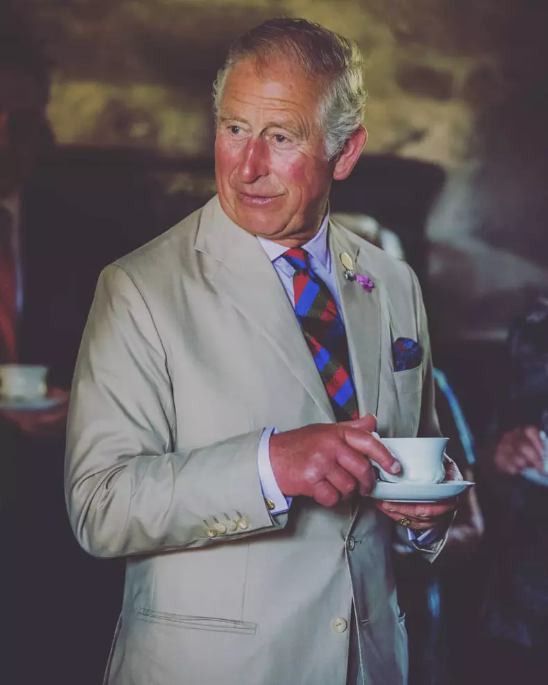 3. Prințul Charles este un vampir