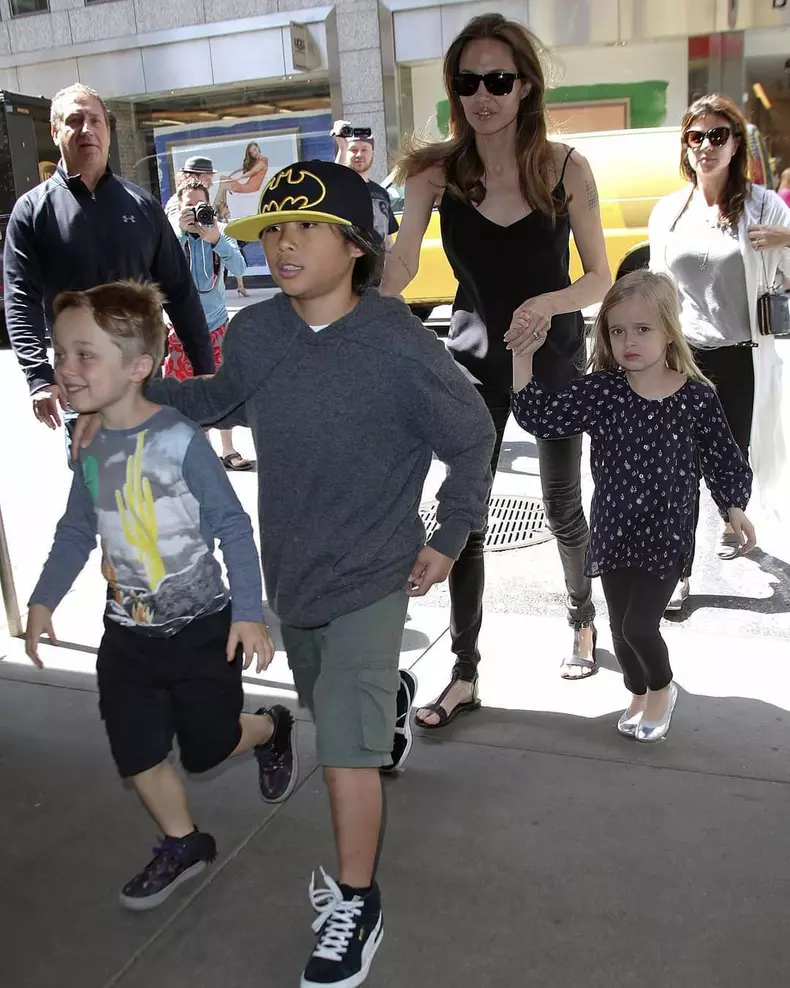 Angelina Jolie alături de copii (2014)