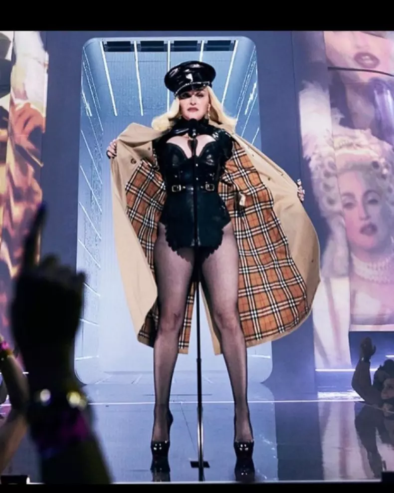 16. Madonna în Burberry