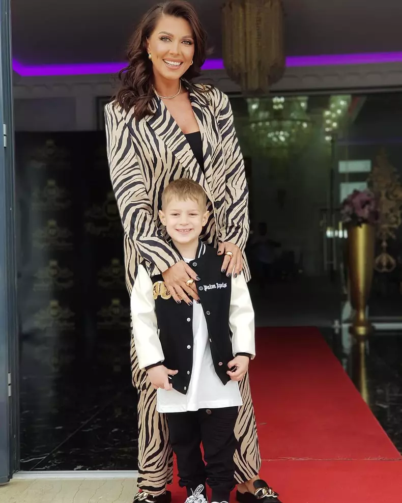 1. Ilinca Vandici și fiul ei, Zian