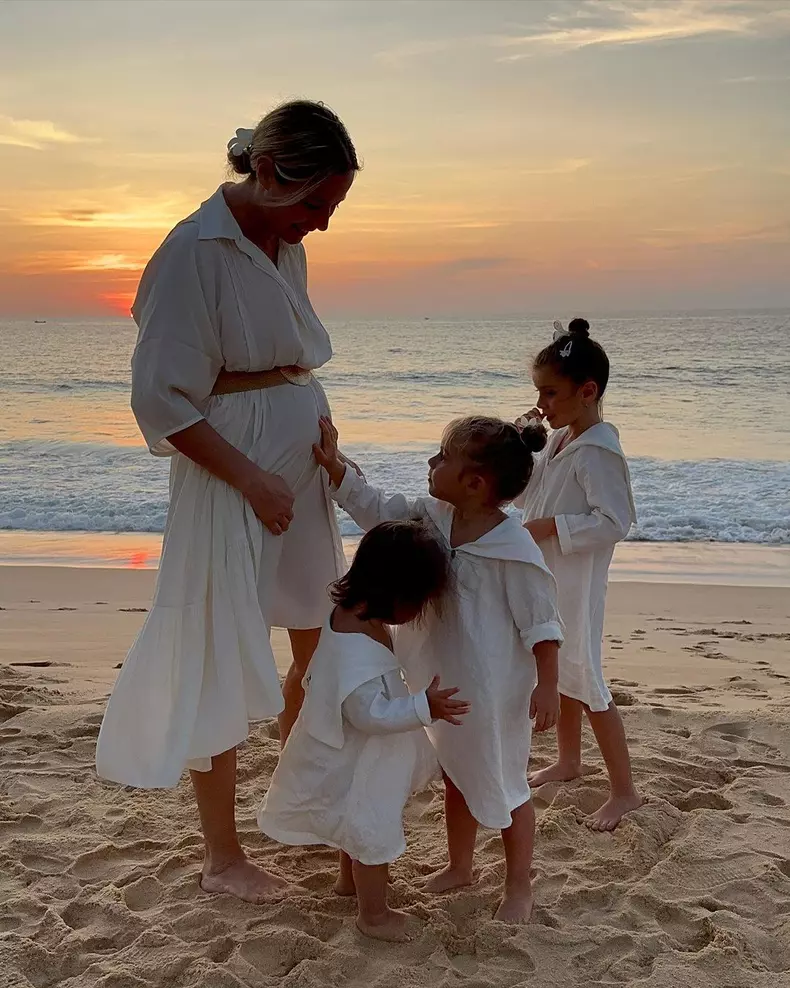 Laura Cosoi si cele 3 fetite ale ei