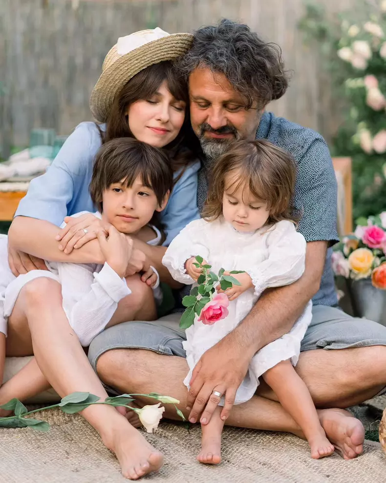 5. Dana Rogoz, soțul ei și cei doi copii