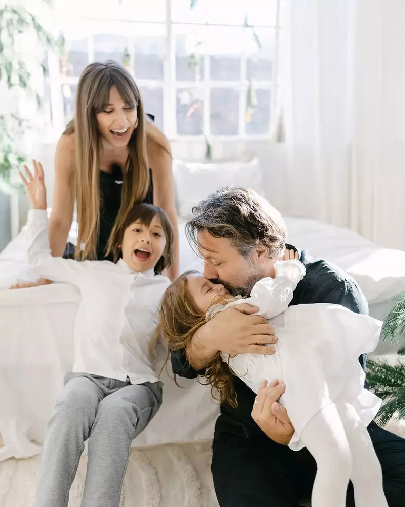 6. Dana Rogoz, soțul ei și cei doi copii