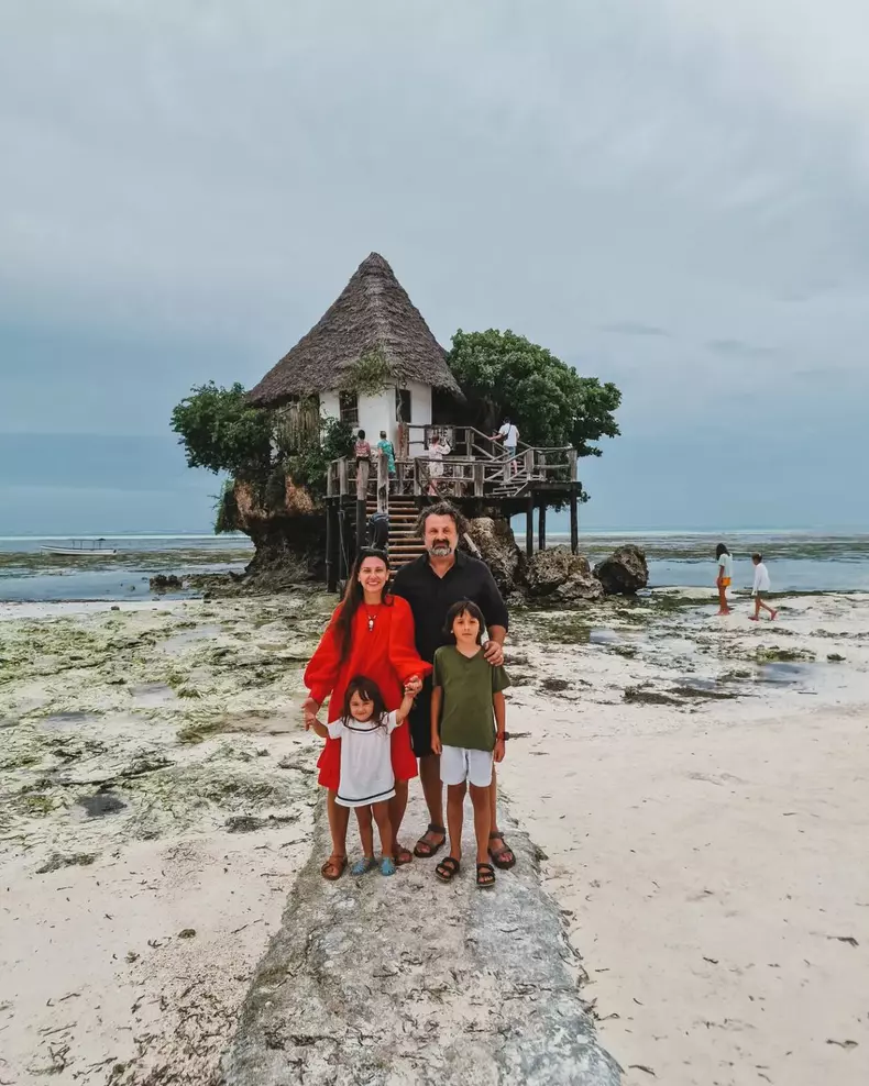 7. Dana Rogoz, soțul ei și cei doi copii