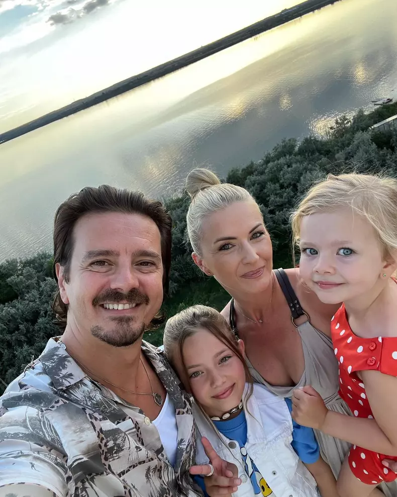 4. Elwira Petre, Mihai Petre și fiicele lor