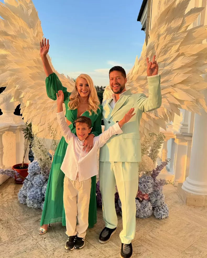 Jorge, sotia lui si fiul lor