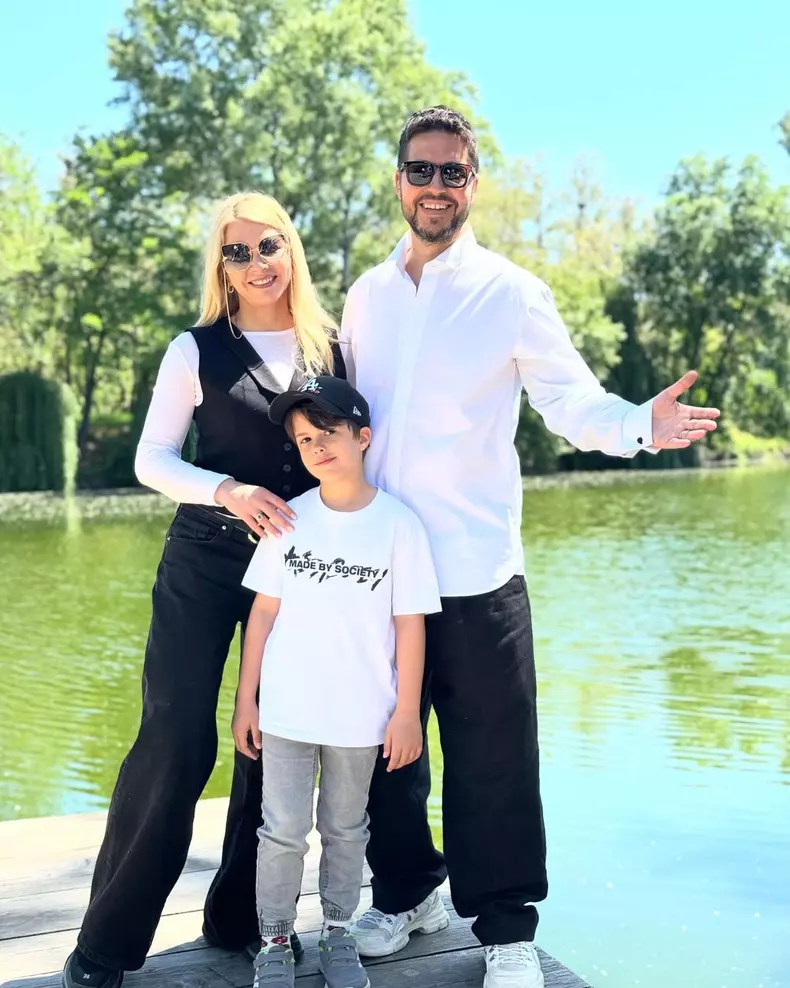 Jorge, sotia lui si fiul lor