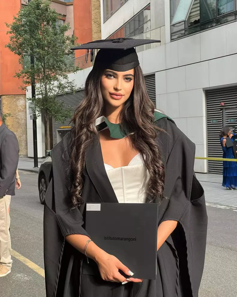 1. Eva, fiica Andreei Berecleanu, a absolvit facultatea