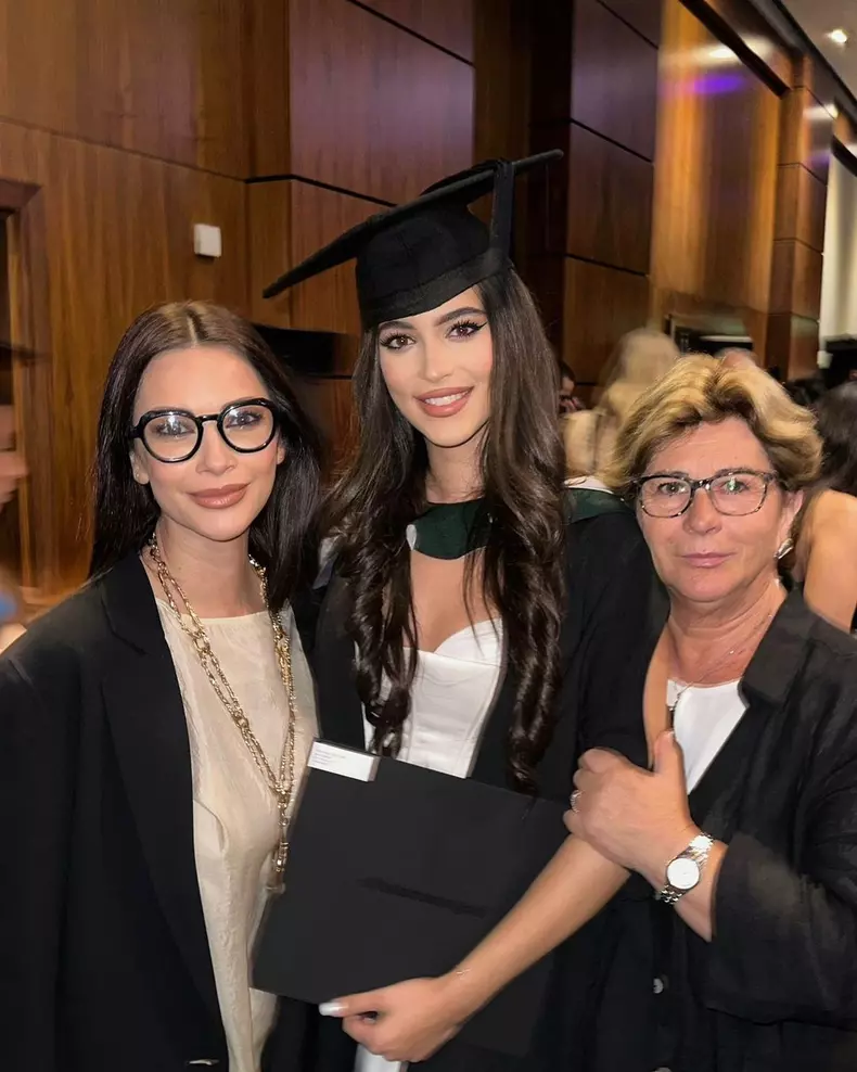 6. Eva, fiica Andreei Berecleanu, a absolvit facultatea