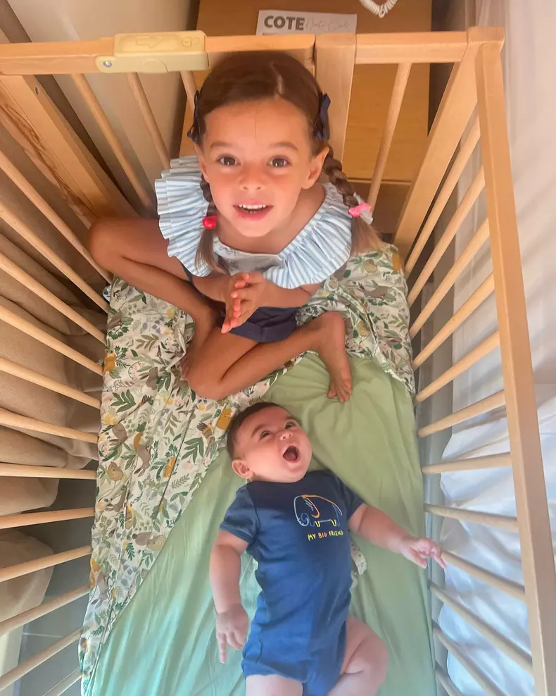 Cei doi copii ai lui Catrinel Menghia (2)