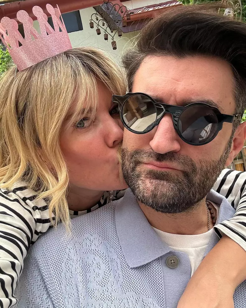 Smiley si Gina Pistol