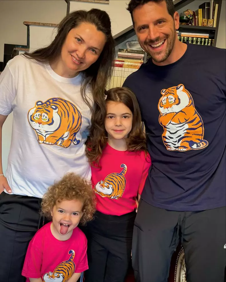 Adrian Nartea, sotia si cele doua fiice ale lor (4)