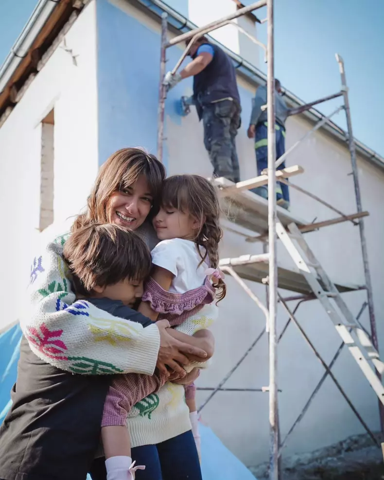 Dana Rogoz și cei doi copii la Viscri