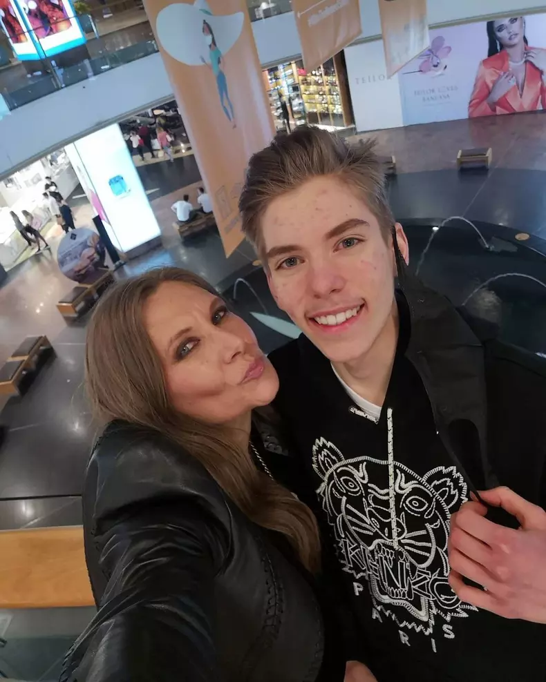 10. Romanița Iovan și fiul ei