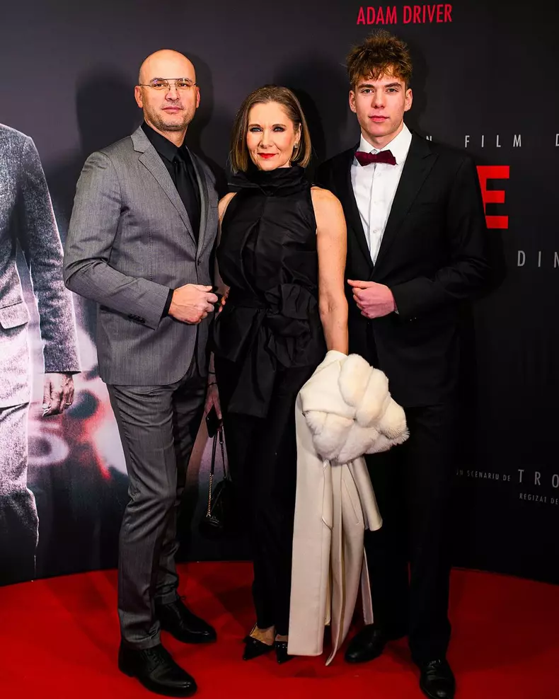 2. Romanița Iovan, fiul ei și Iulian Gogan