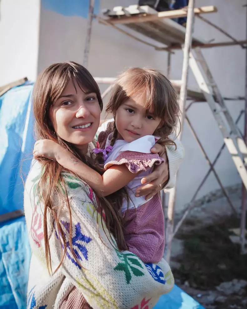 Dana Rogoz și fiica ei la Viscri