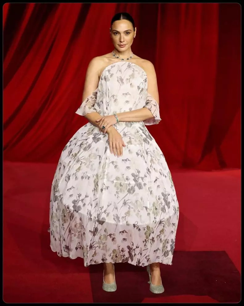 Gal Gadot (ținută Loewe)